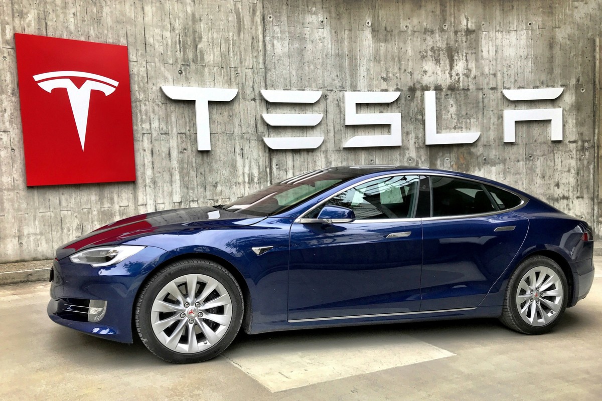 Tesla alerte : Les décisions politiques de Trump menacent sa compétitivité