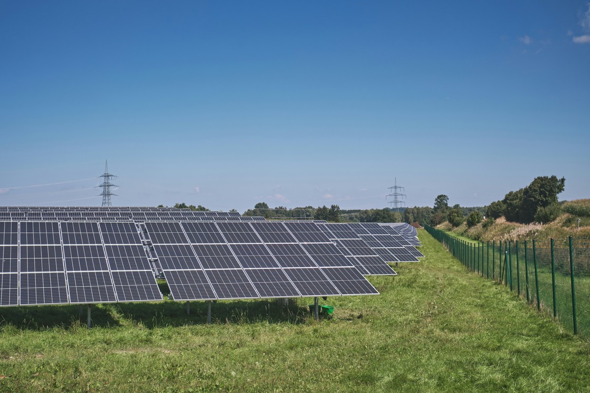 Solaire sous haute tension : Washington frappe avec des droits de douane de 3521% !