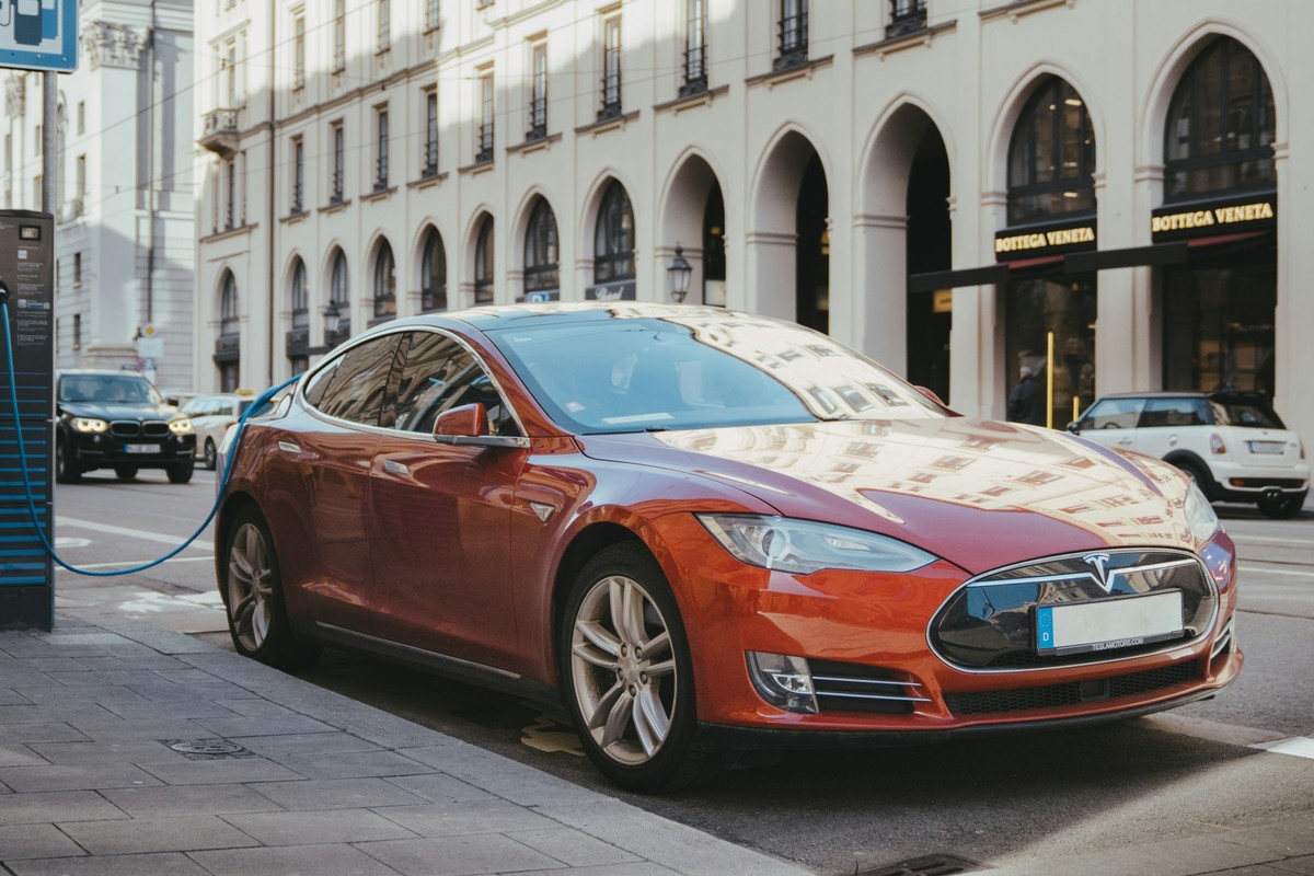 Tesla en perte de vitesse : le constructeur d’Elon Musk dévisse sur le marché européen