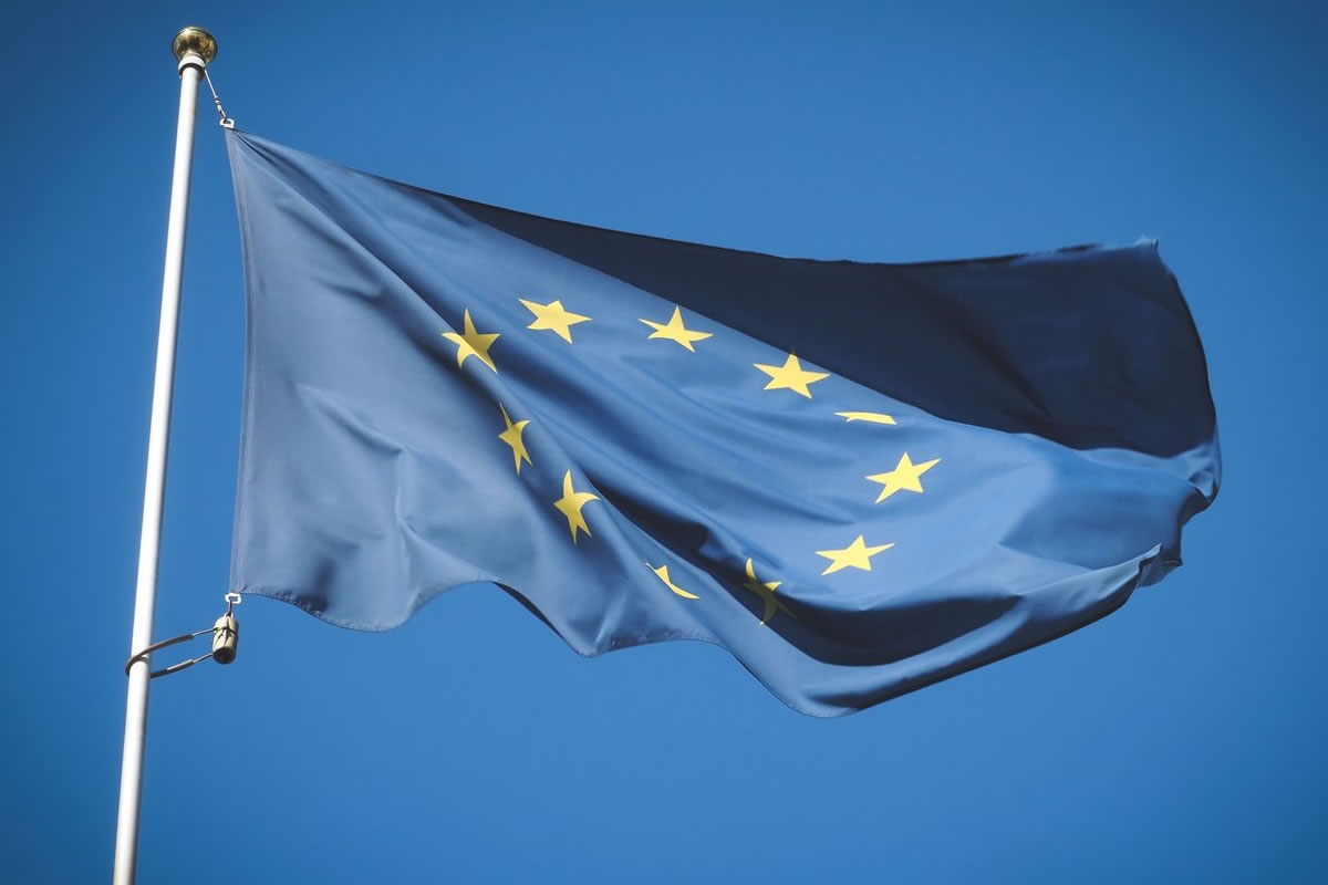Photo du drapeau de l'Union européenne, flottant aux vents, sous un ciel bleu