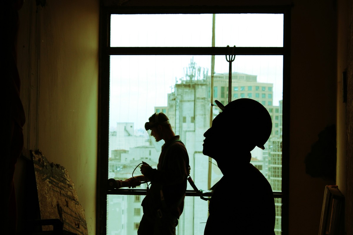 Photo de deux ouvriers encours de rénovation d'une maison d'habitation