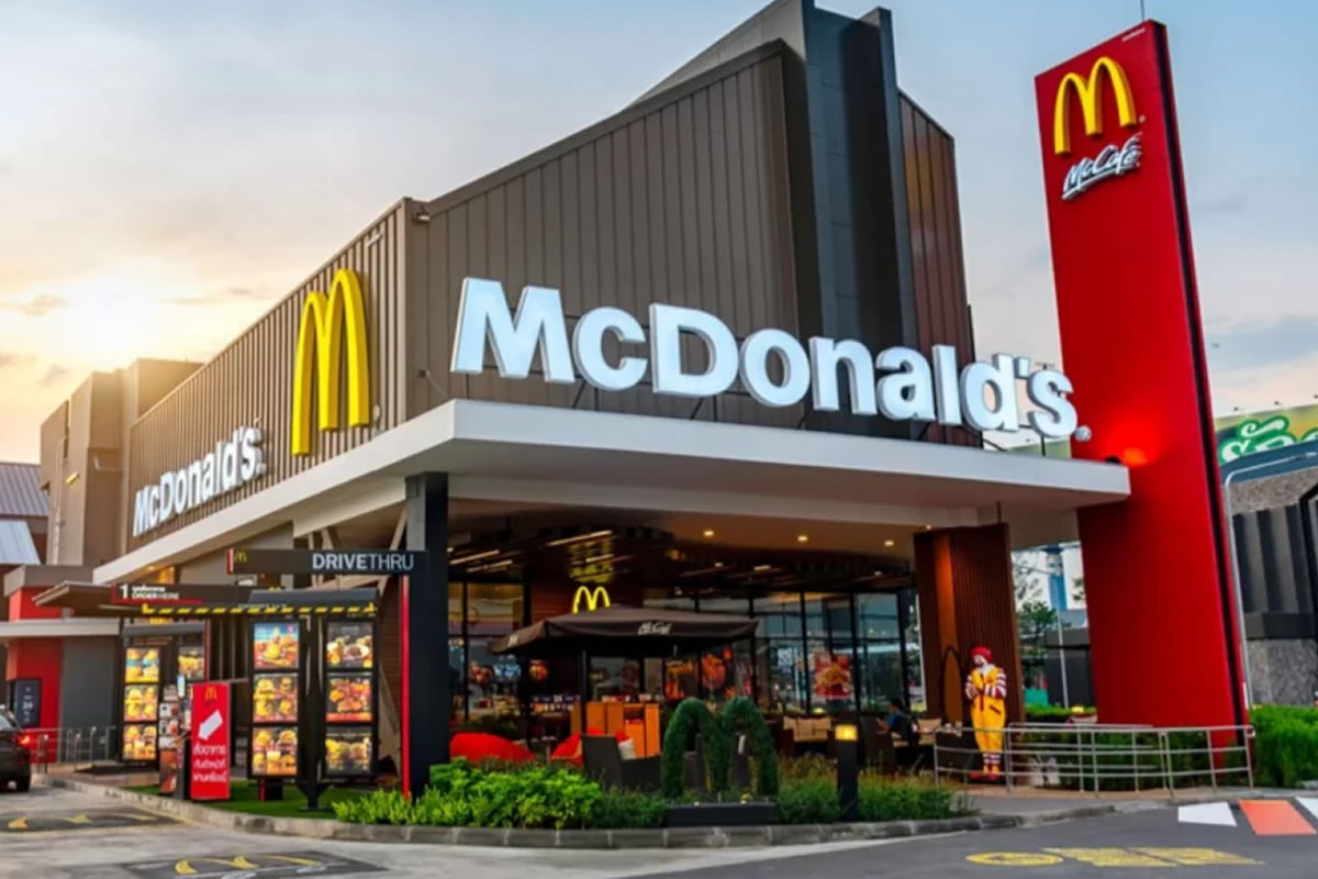Photo de la devanture d'un restaurant fast-food de la marque américaine MC Donald's