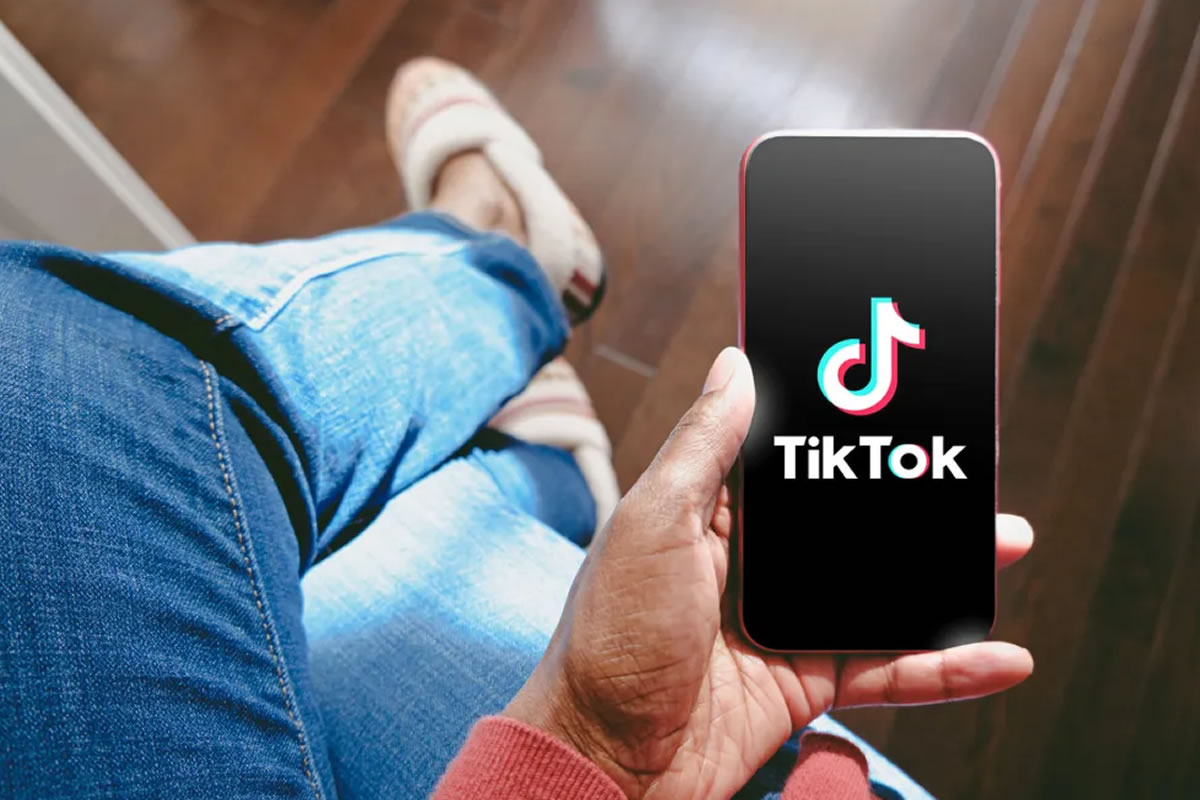 Photo d'un utilisateur de téléphone portable connecté à la plateforme TikTok