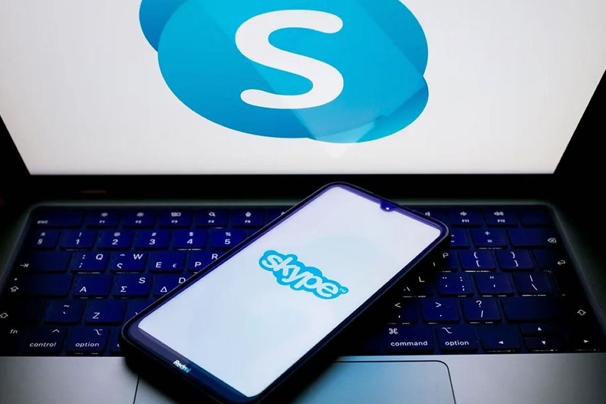 Photo d'un écran d'ordinateur, et d'un téléphone, connectés à Skype