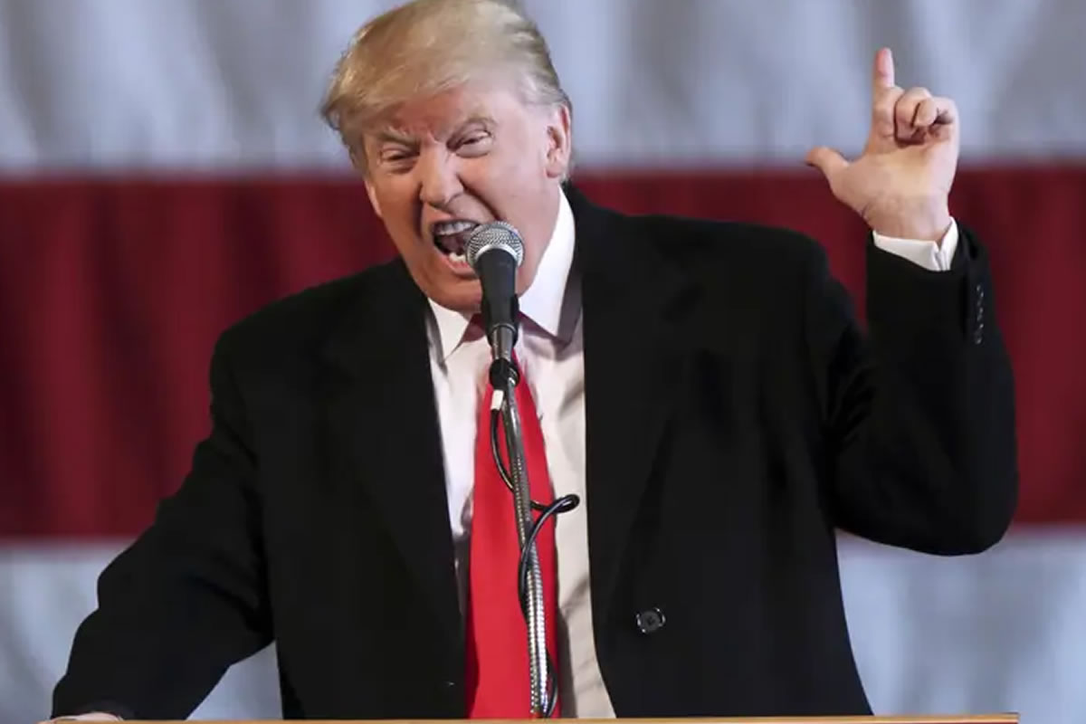 Photo du président Donal Trump, haranguant les foules, lors d'un meeting