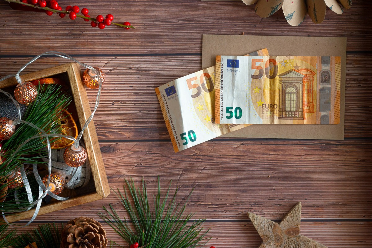 Photo de billets de banque d'une valeur de 50 euros, déposés sur une table