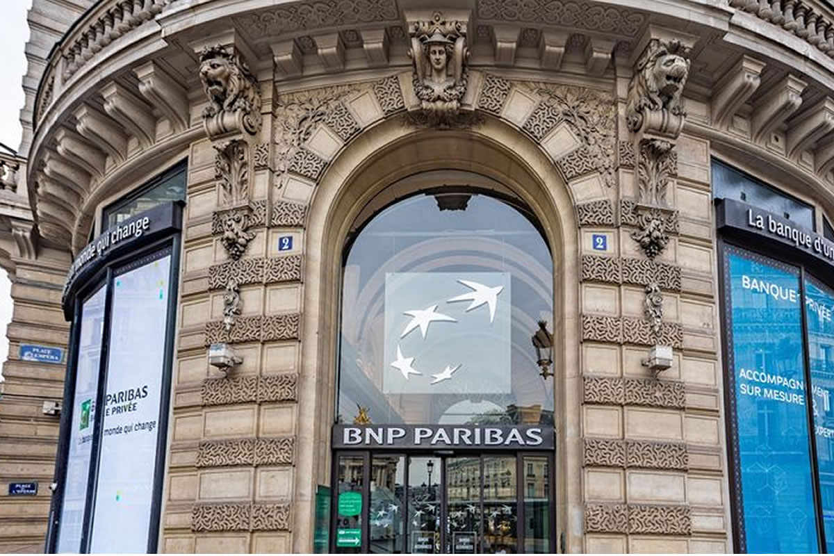 Photo d'une devanture d'agence bancaire de l'enseigne BNP Paribas, à Paris