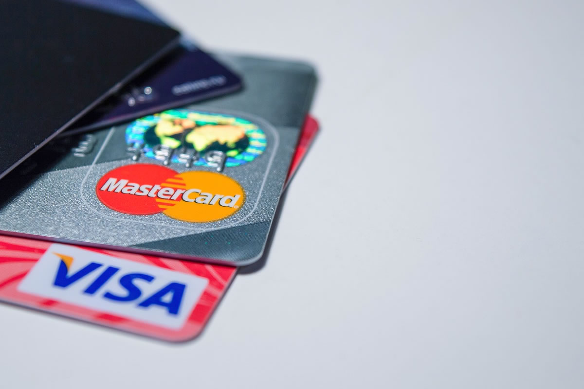 Photo de deux types de cartes bancaires: la carte Visa et la Mastercard