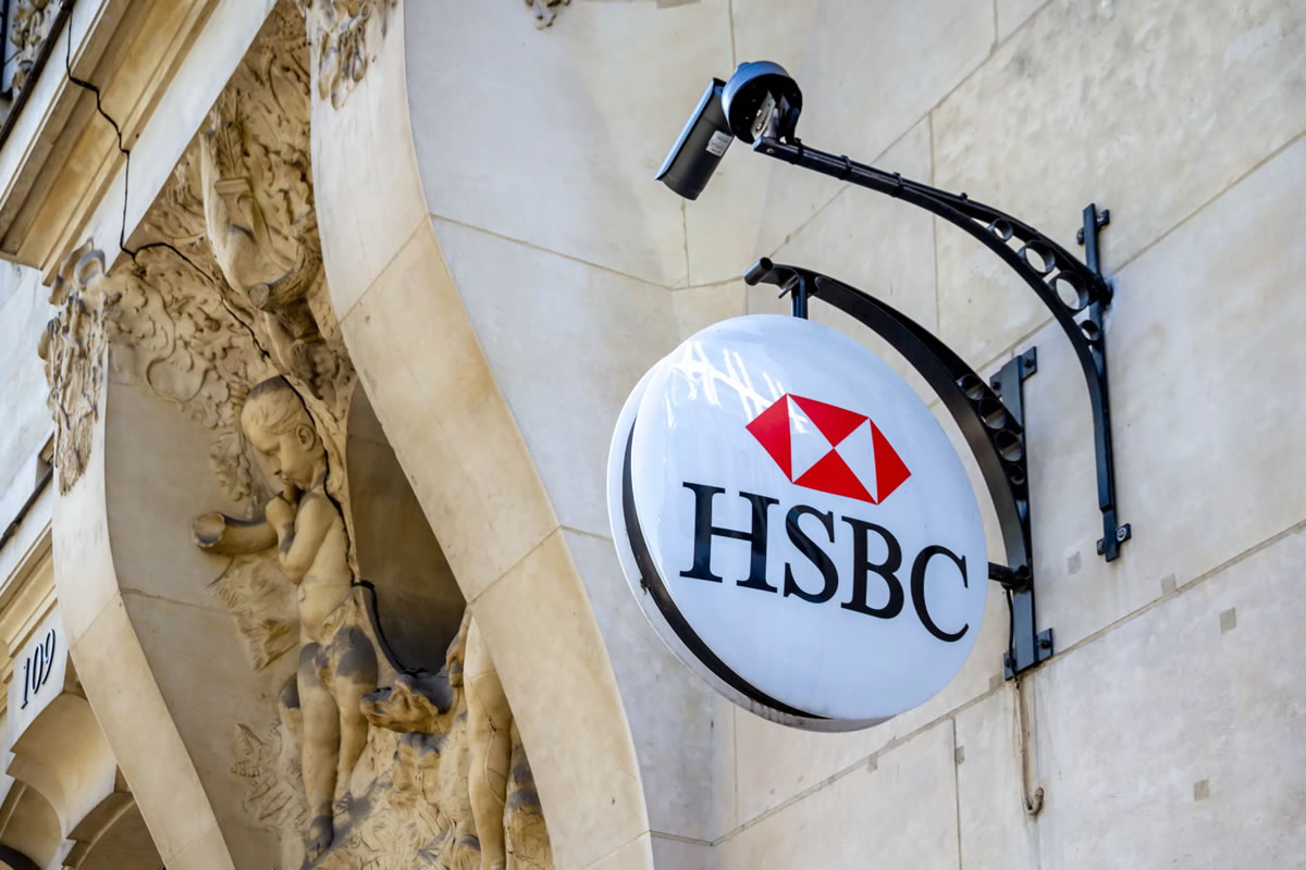 Photo d'une enseigne murale du réseau d'agences bancaires sino-britannique HSBC