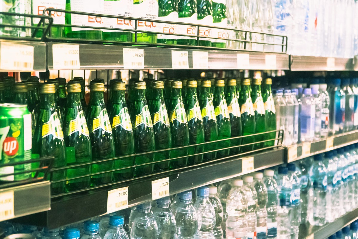 Photo d'un rayon de supermarché avec des bouteilles de marque Perrier