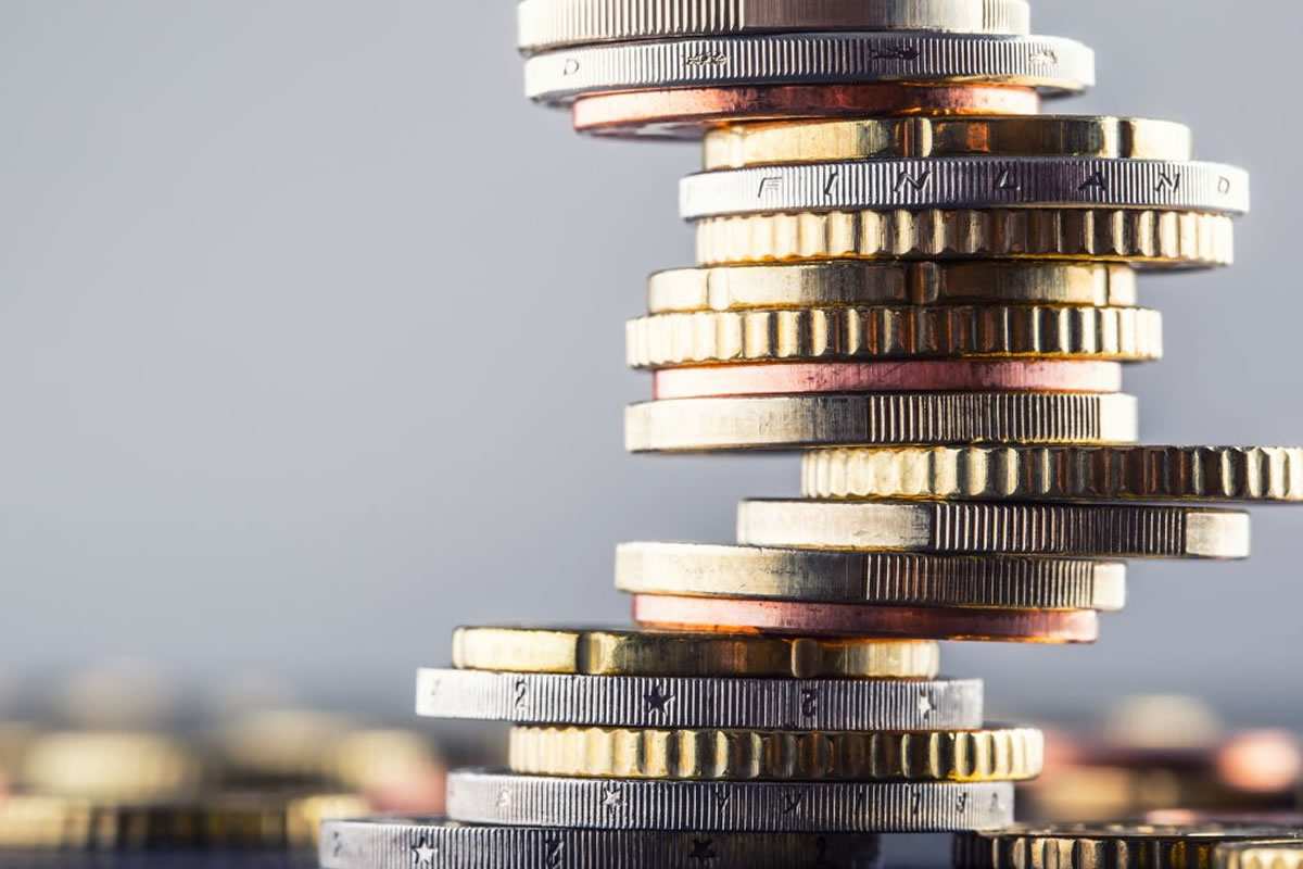 Photo d'une pile de pièces de monnaie Euro, sur un bureau de change lillois