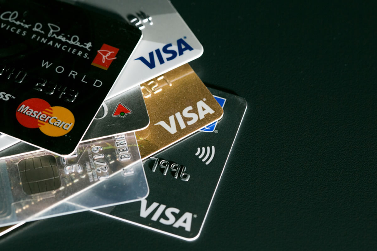 Photo de plusieurs cartes de crédit, volées à leurs propriétaires, pour des cas de fraudes