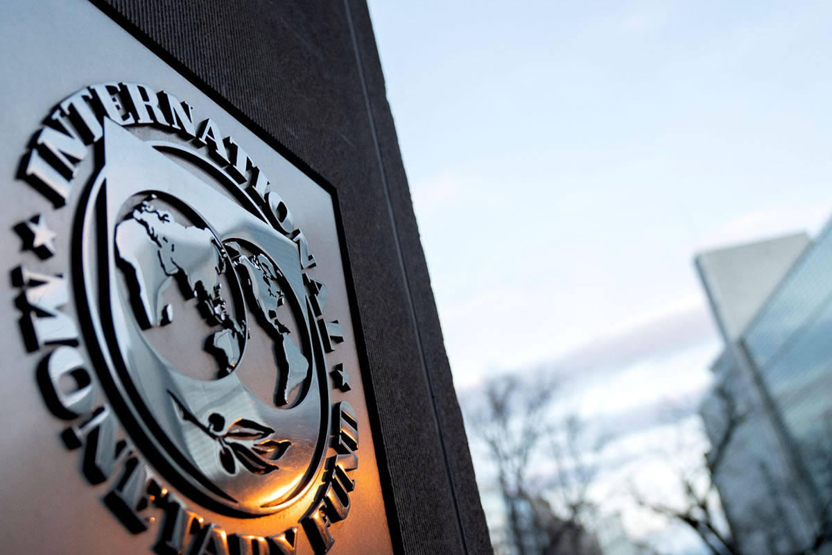Photo du logo du Fond Monétaire International, à l'entrée de son siège à Washington D C
