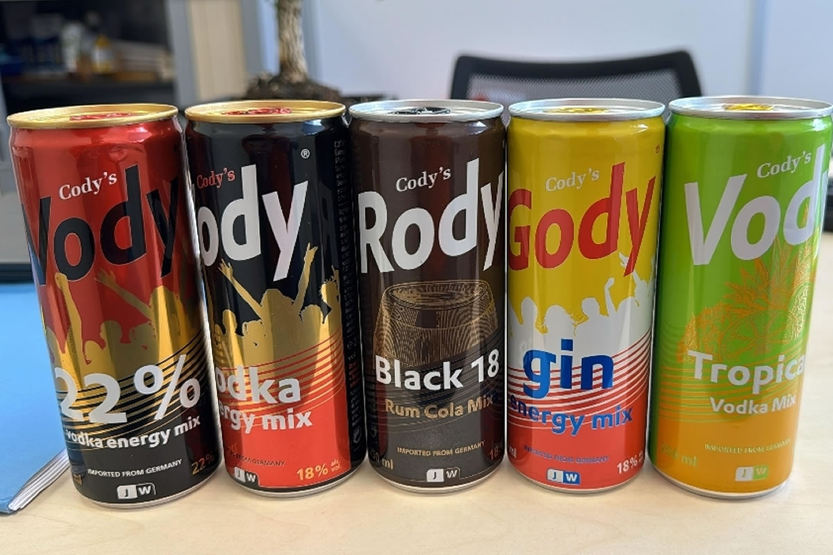 Photo d'un pack de boissons énergisantes et alcoolisées au marketing flashy