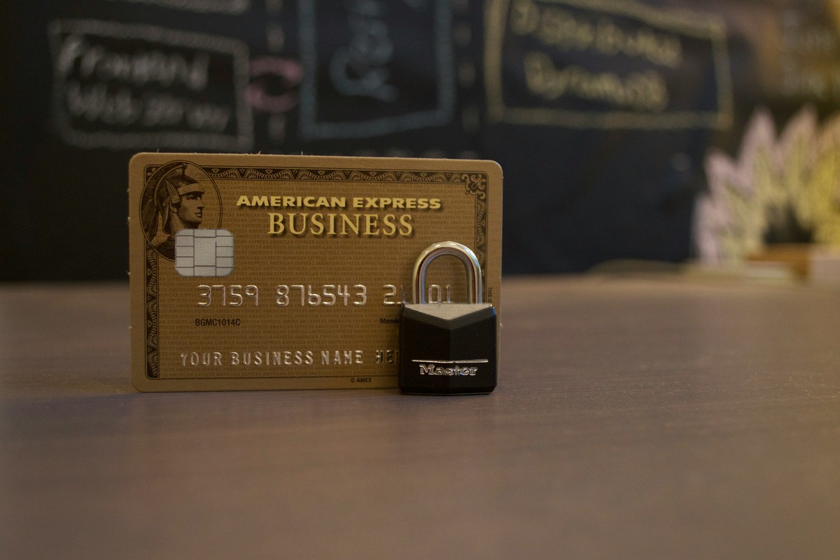 Photo d'une caret bancaire American express et d'un cadenas verrouillé