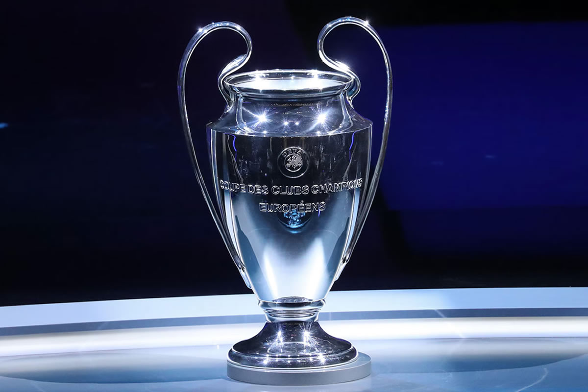 Photo du légendaire trophé de la Coupe d'Europe de football, la coupe aux grandes oreilles