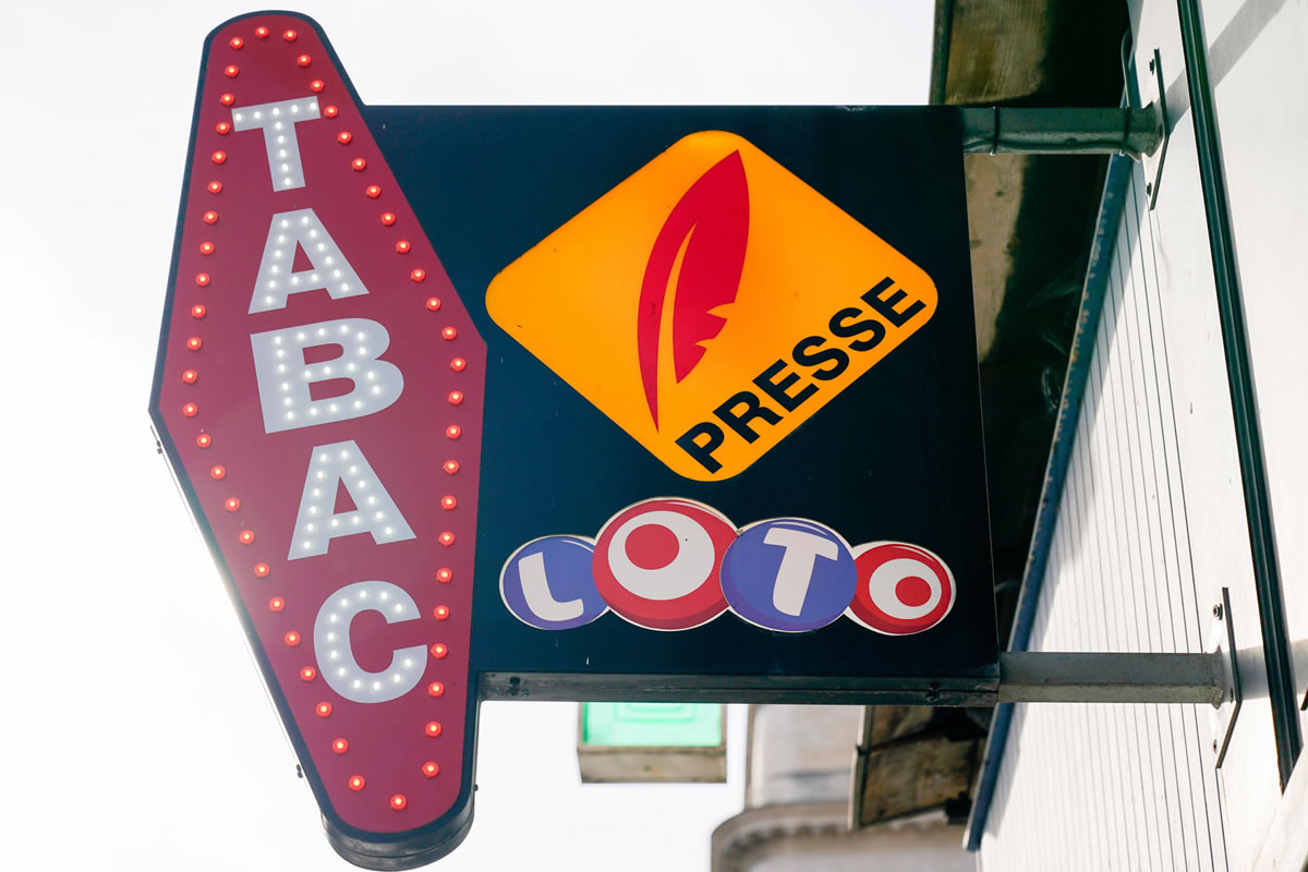 Photo d'une enseigne de bureau de tabac-presse-jeux, en périphérie de Bayonne