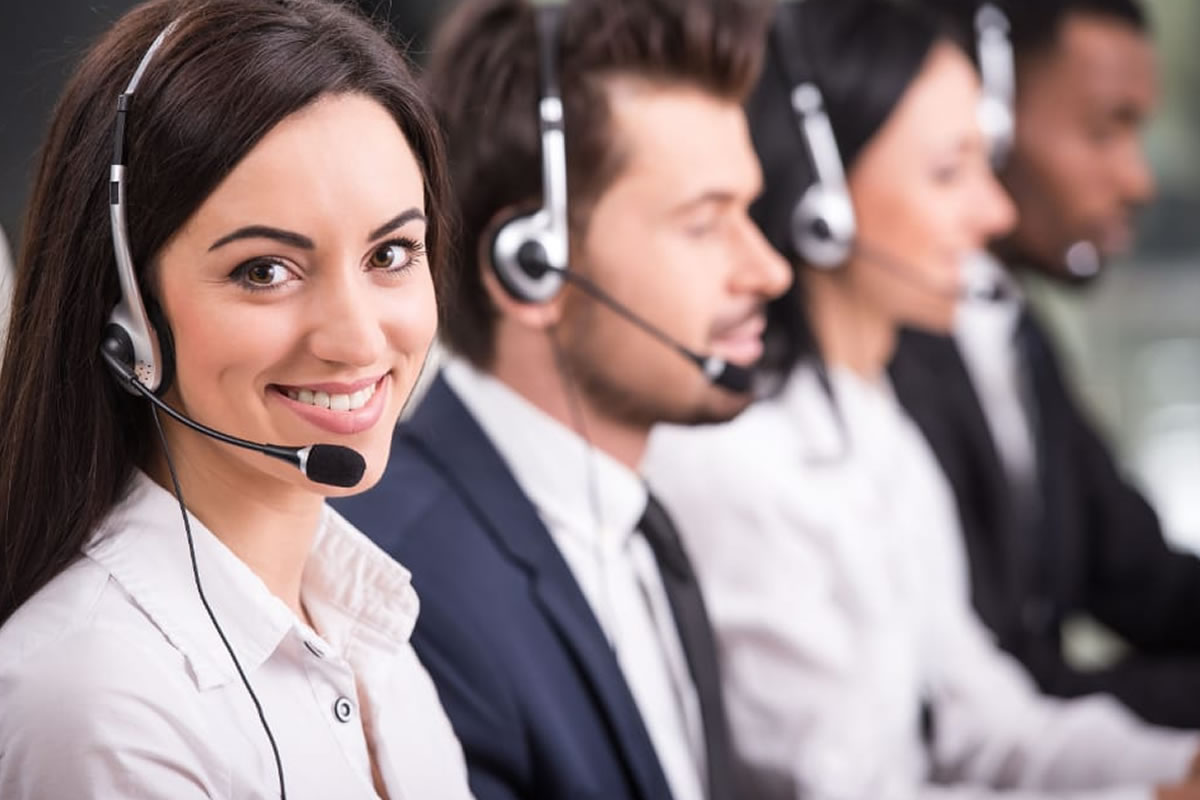 Photo de téléconseillers sur une plateforme, en France, traitant les demandes des clients