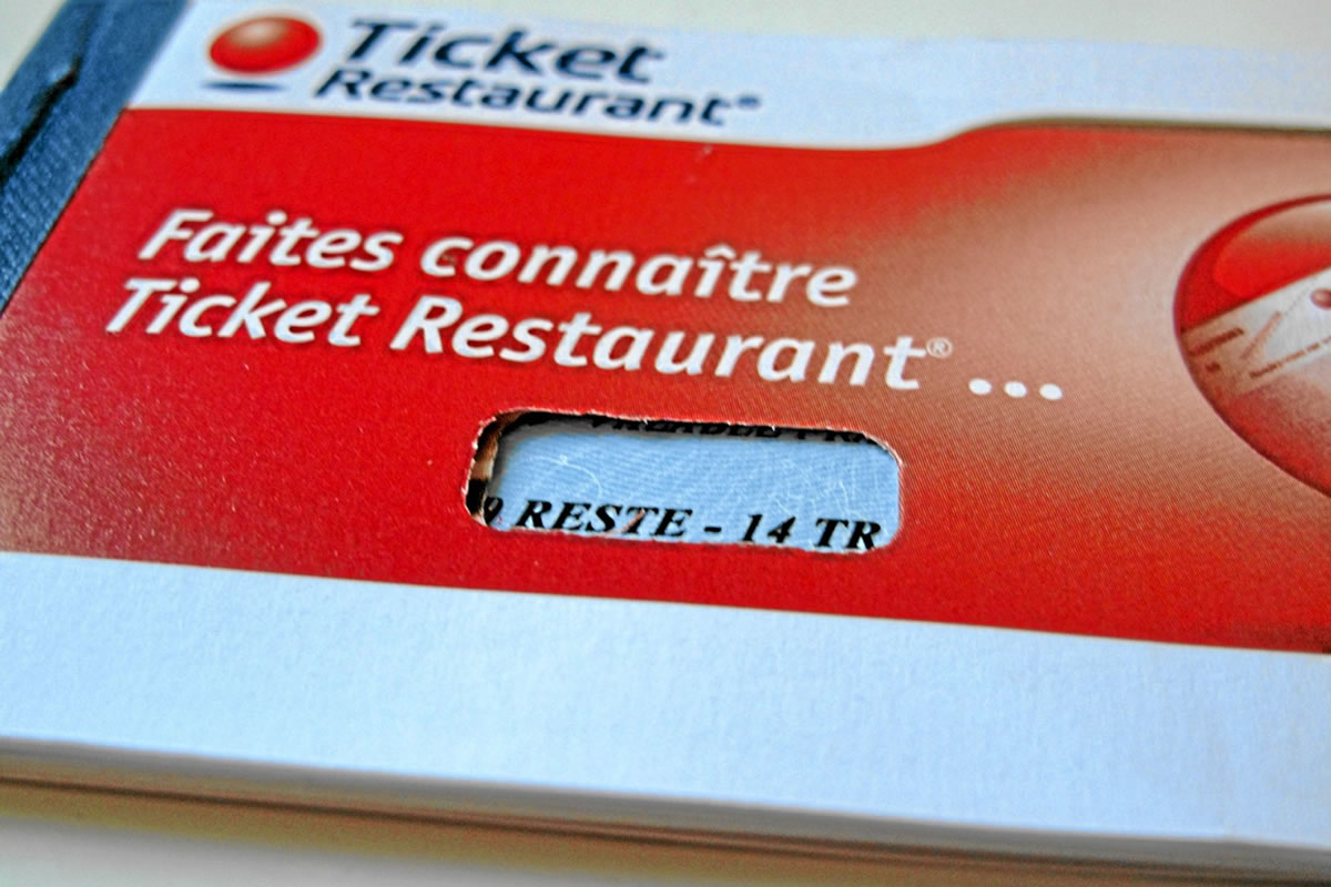 Photo d'un carnet de titres restaurant, distribués aux salariés des entreprises