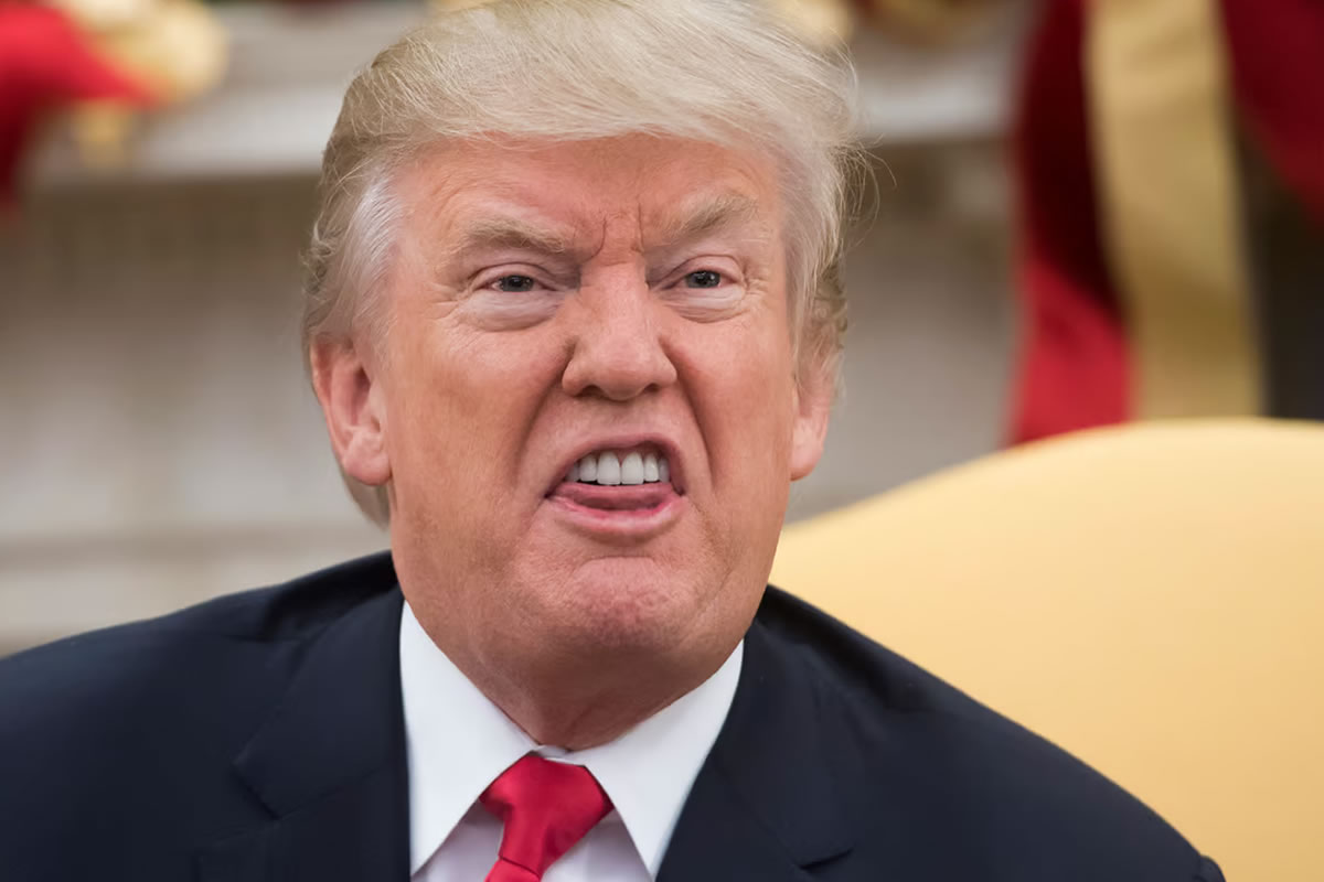 Trump relance la guerre commerciale : surtaxes, tensions et menace sur la croissance mondiale