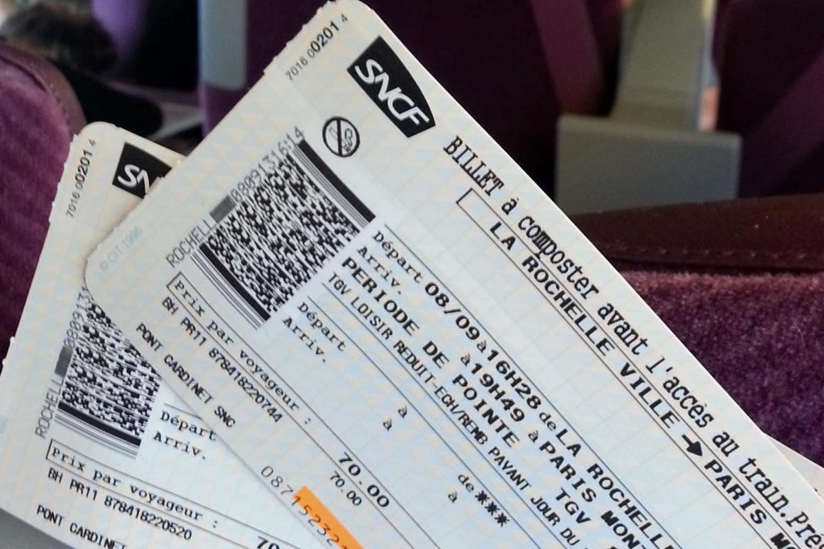Photo de titres de transport de la SNCF, objets de discussions concernant une prochaine taxe