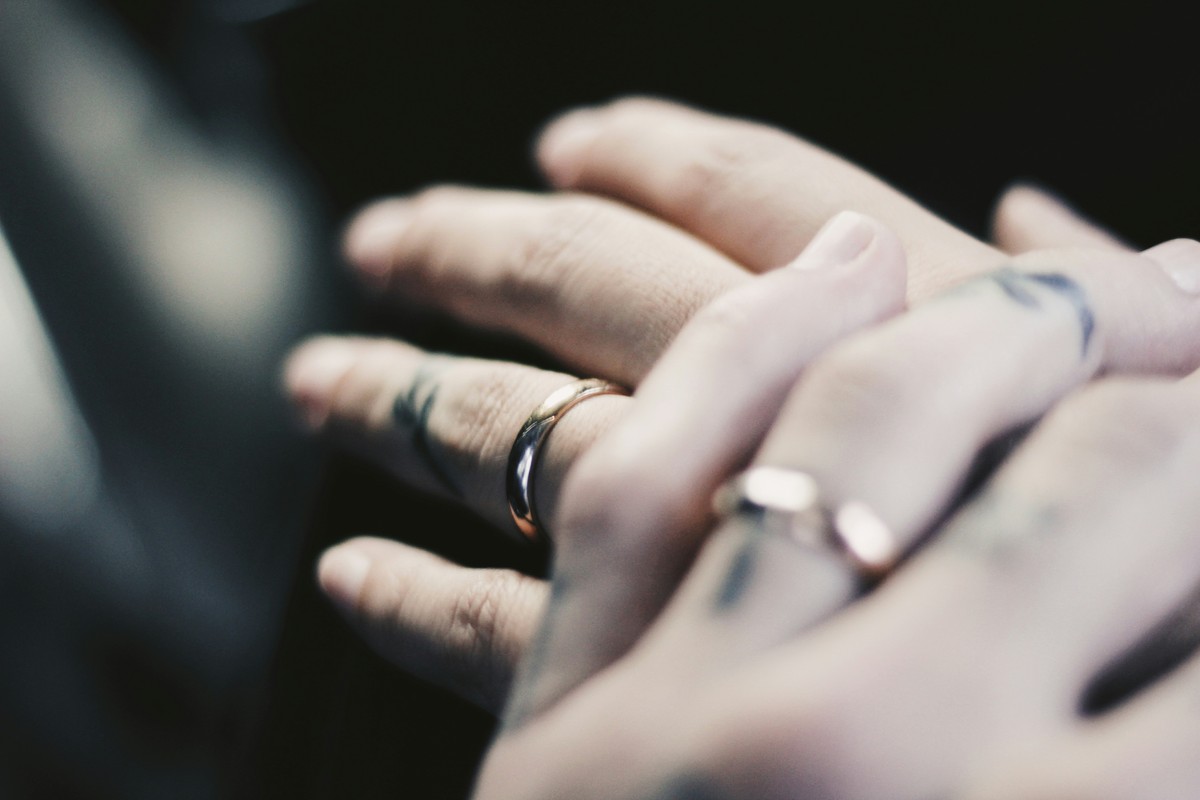 Mariages à distance : quand le romantisme vire à la pression budgétaire