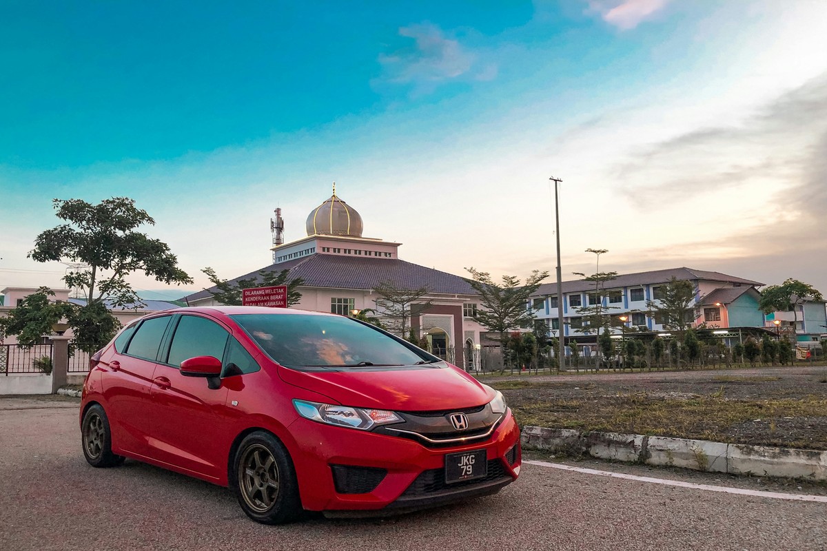 Photo d'une voiture de location croisée dans un pays d'Amérique Centrale