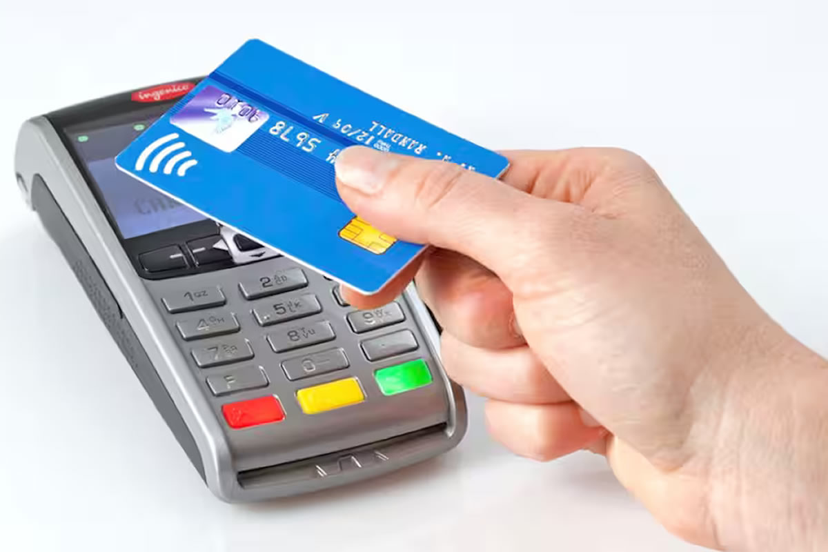 Photo d'une personne procédant à un paiement par carte sans contact physique