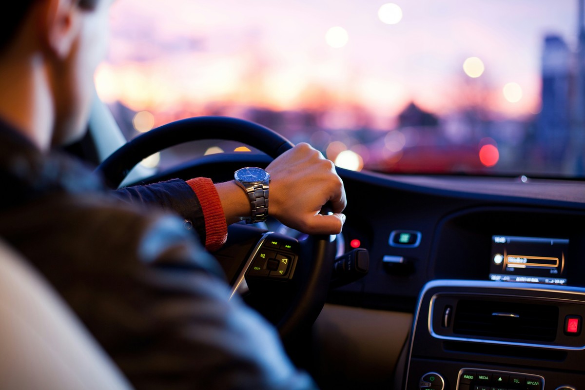 Photo d'un homme seul au volant de son automobile, partant en vacances d'été