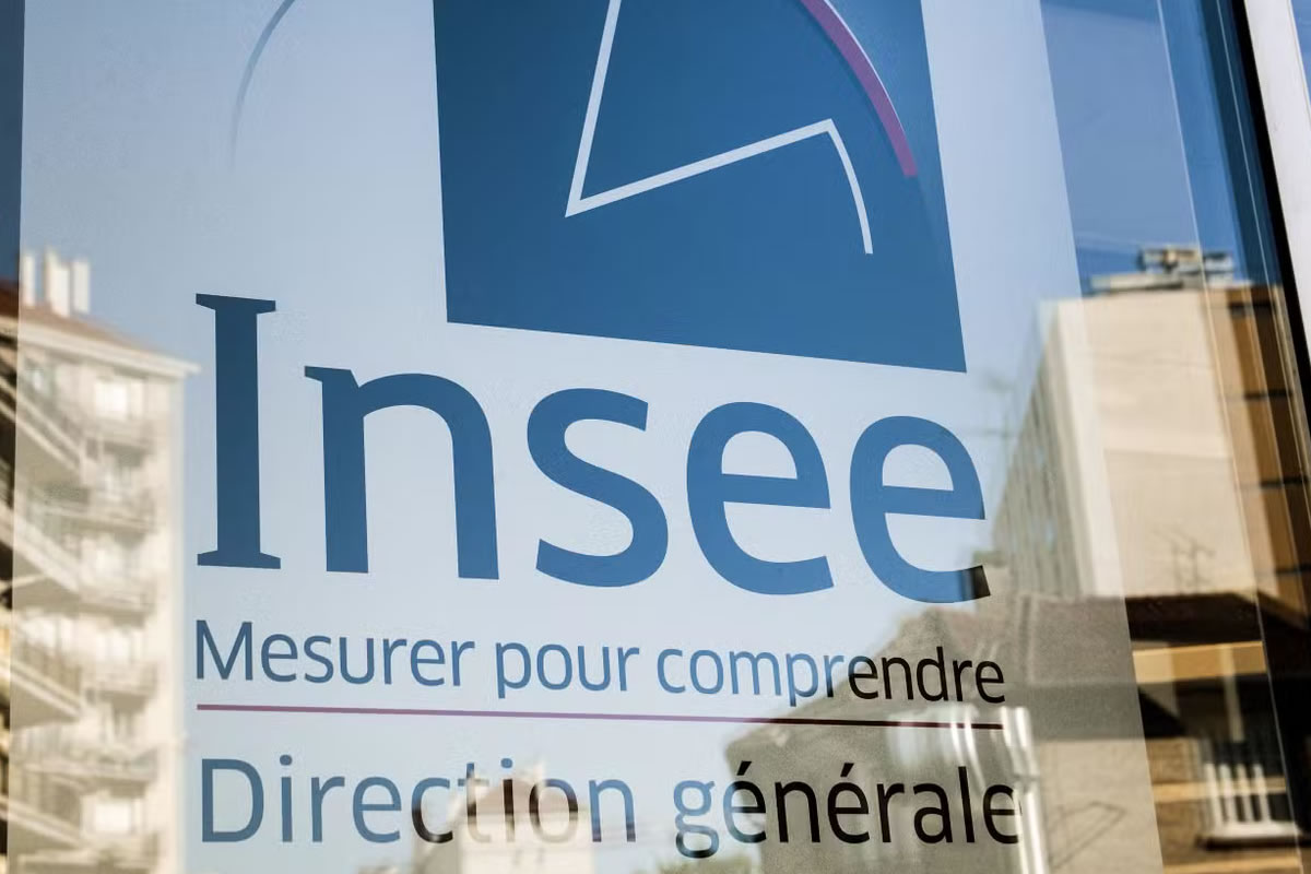 Photo du logo de l'institut national de la statistique, à l'entrée de son antenne