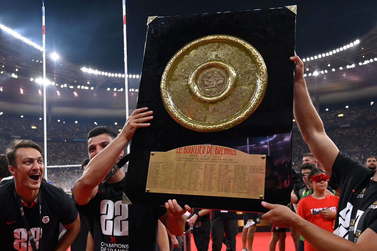 Photo de l'équipe de rugby victorieuse du Top 14, soulevant le bouclier de Brennus