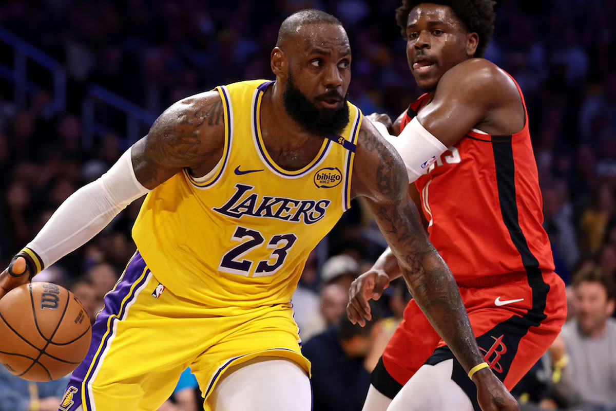 Photo d'un joueur de basketball, portant le maillot de la franchise Los Angeles Lakers