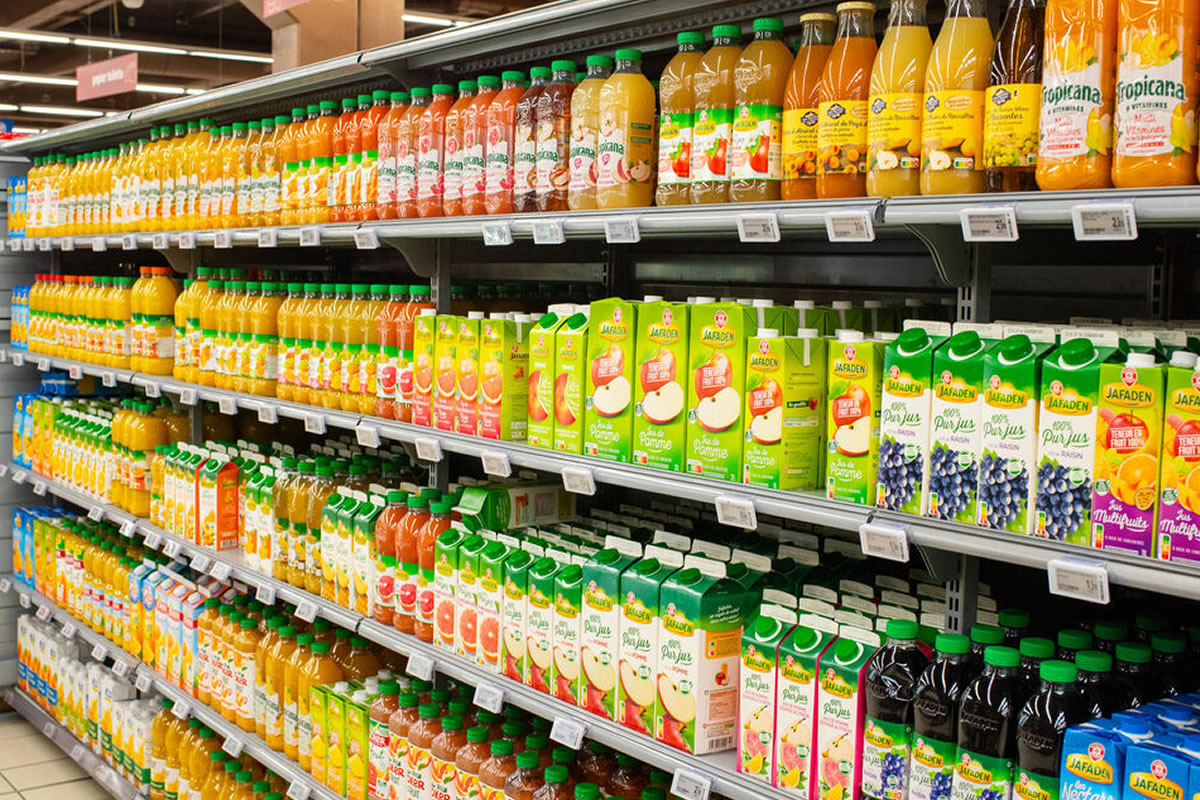 Photo d'un rayon de supermarché, spécialisé dans les jus de fruits et dérivés