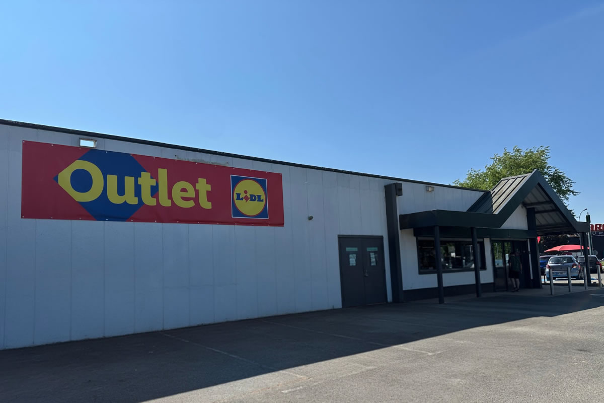 Photo de la devanture de l'un des premiers magasins Oulet Lidl, à Buchelay