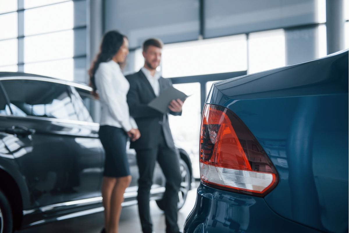 Marché automobile en crise : les hybrides à la rescousse d’un secteur en recul