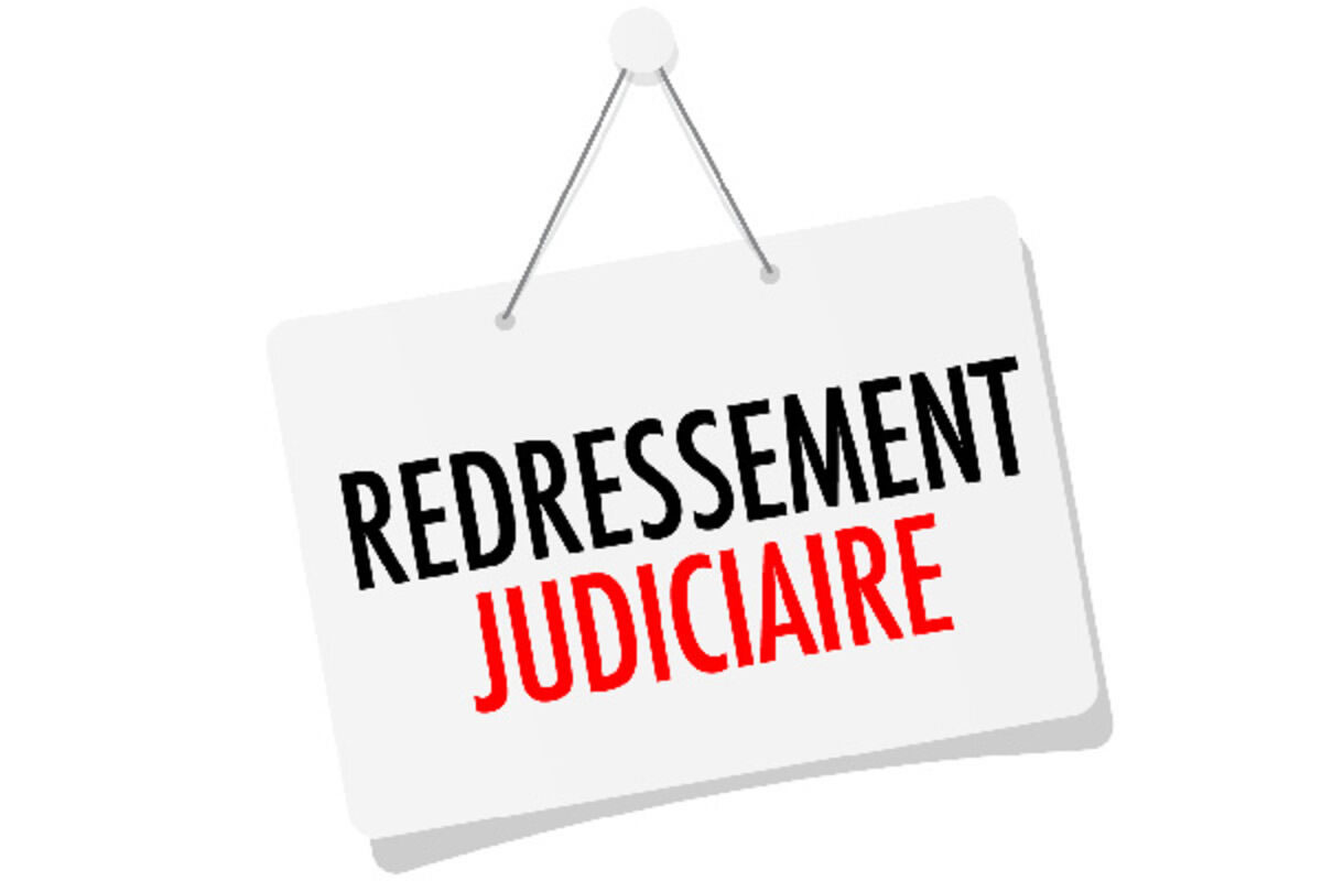 Photo d'un panneau annonçant le redressement judiciaire d'une enseigne textile